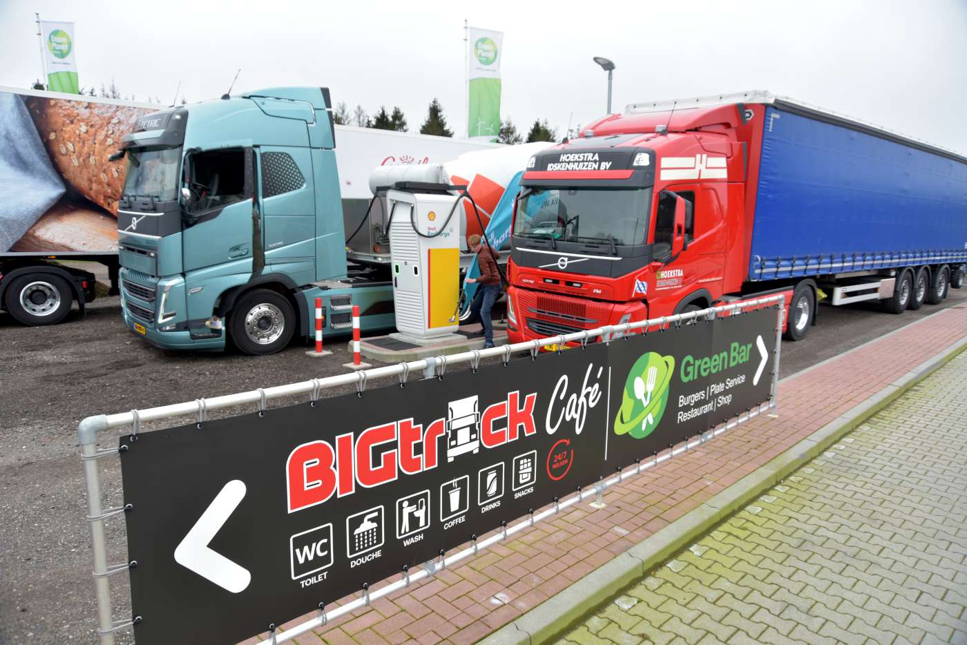 Opening e-truckladers bij Green Planet 