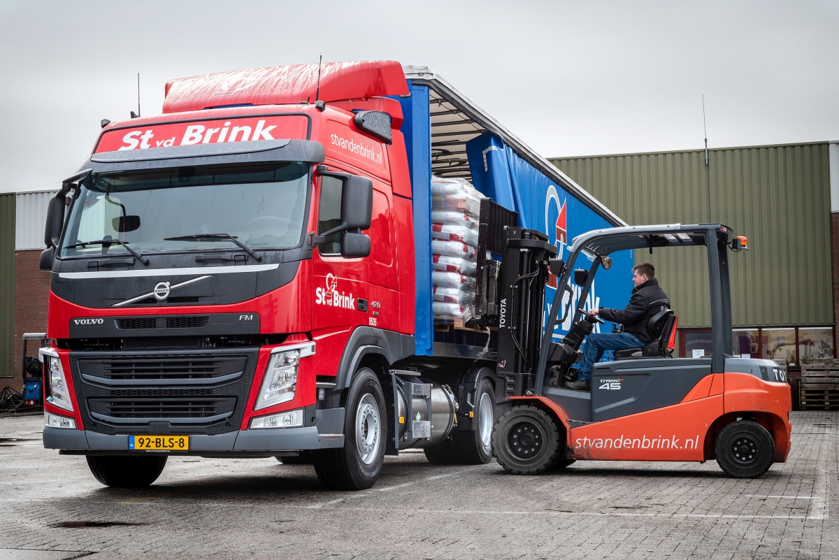Veertien Volvo LNG-trucks voor St van den Brink